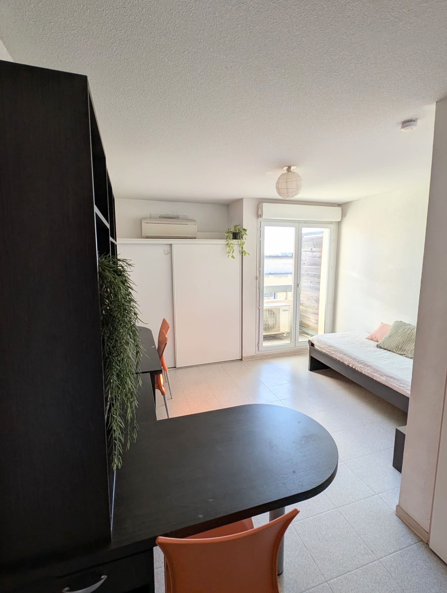 Table à manger et bureau studio étudiant à la résidence Sémiramis à Nîmes